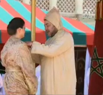 جلالة الملك يوسّم السيدة امينة الفيكيكي بوسام العرش من درجة فارس