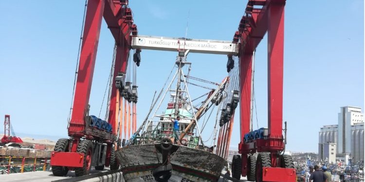 رافعة مراكب الصيد بأسفي ترفع من انسيابية الأشغال بالورش الجاف.