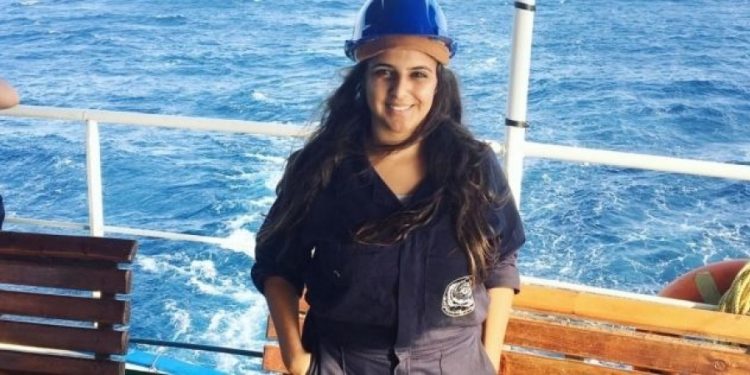 “دنيا” تحقق حلمها كمهندسة بحرية بـ”غواصة ذكية”