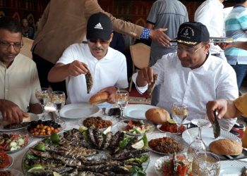 اللمة تجمع عامل اقليم أسفي  و المواطنين على مائدة السردين