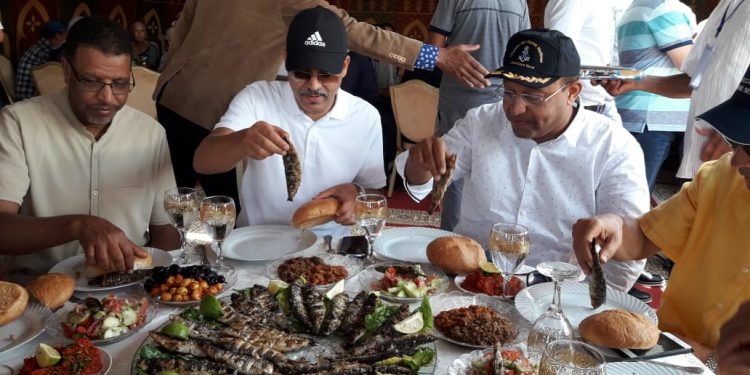 اللمة تجمع عامل اقليم أسفي  و المواطنين على مائدة السردين