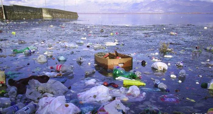 التكنولوجيا تسابق الزمن لاحتواء البلاستيك قبل قضائه على الأسماك بحلول 2050