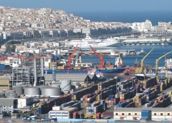الجزائر:تجهيز موانئ بأرصفة عائمة.