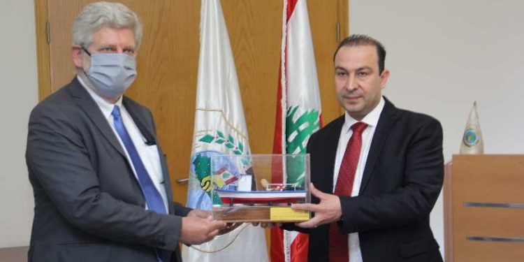 لبنان يطلق رخص الصيد البحري،و يتلسم مركبا نموذجيا من الفاو.
