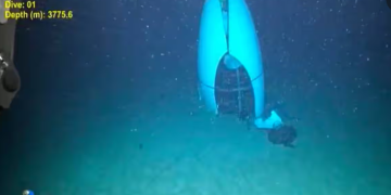 الكشف عن أول صورة لحطام الغواصة تيتان بعد انفجارها