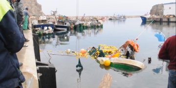 الحسيمة: التأخر في انتشال قارب بحوض الميناء يتسبب في إغراق قاربين