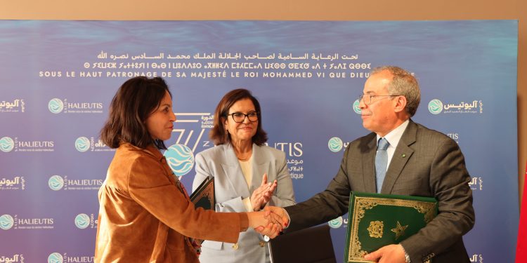 الدريوش تشرف على توقيع مذكرة تفاهم حول تعزيز التربية  المالية و الإدماج الاقتصادي لنساء البحر