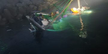 بسبب الضباب الكثيف: مركب صيد يغرق في ميناء الحسيمة