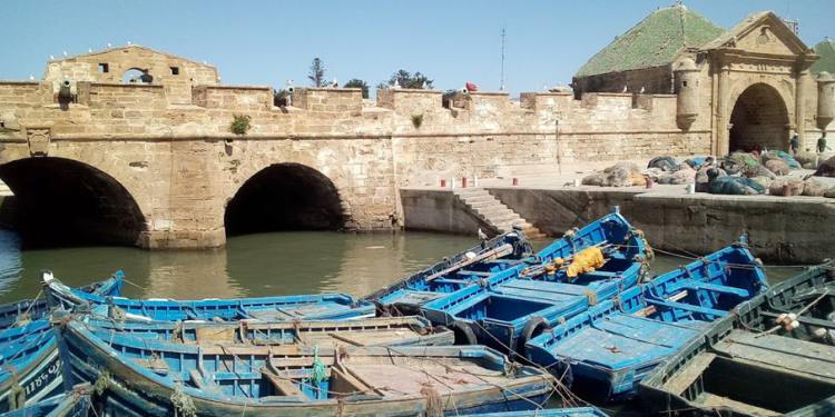 انطلاق المعاينة السنوية لسلامة قوارب الصيد التقليدي بميناء الصويرة المغرب الازرق بدأت عملية المعاينة السنوية لسلامة الملاحة لقوارب الصيد التقليدي بميناء الصويرة، مع حلول تاريخ 25 نونبر 2025، وذلك في إطار برنامج سنوي تشرف عليه مندوبية الصيد البحري لتعزيز شروط السلامة والحد من المخاطر خلال رحلات الصيد، خاصة مع الاضطرابات المناخية التي تشهدها السواحل. ودعت المندوبية أرباب وبحّارة القوارب إلى تقديم وحداتهم في حالة صالحة للإبحار، ومجهزة بمختلف وسائل الإنقاذ والإرشاد البحري الإلزامية، يبقى من بينها طوق نجاة، صدريات نجاة مزودة بإضاءة، بوصلة مغناطيسية، بطارية لأجهزة الملاحة، وسيلة لإرسال الإشارات الصوتية، مصباح ضوئي، وعاكس رادار. وطالبت المندوبية، بضرورة أن تحمل القوارب اسمها ورقمها الاستدلالي والتسلسلي بخط واضح وباللون الأبيض على جانبي المقدمة، مؤكدة أن القوارب غير المستوفية لهذه المعايير لن يسمح لها بولوج مركز الانطلاق. وأشارت المندوبية أن الهدف من العملية هو ترسيخ الوعي بسلامة الأرواح في البحر وضمان موسم صيد أكثر أماناً وتنظيماً.