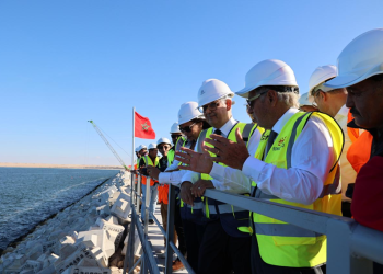 نزار بركة، وزير التجهيز والماء، في زيارة ميدانية لورش تشييد ميناء الداخلة الأطلسي