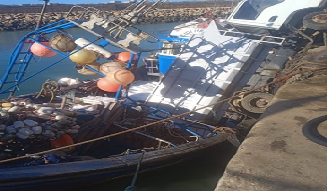 آسفي.. سقوط شاحنة لنقل الثلج فوق مركب صيد داخل الميناء دون تسجيل إصابات