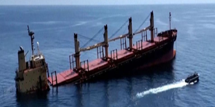 غرق سفينة بنمية قبالة سواحل العيون
