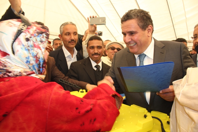 عزيز أخنوش يسلم مهنيي الصيد التقليدي بطانطان  الصناديق العازلة