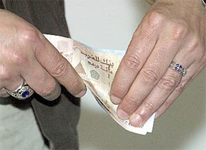 امسوان: قوارب الصيد التقليدي  بدون ترقيم و اخرى بارقام و اسماء مزدوجة