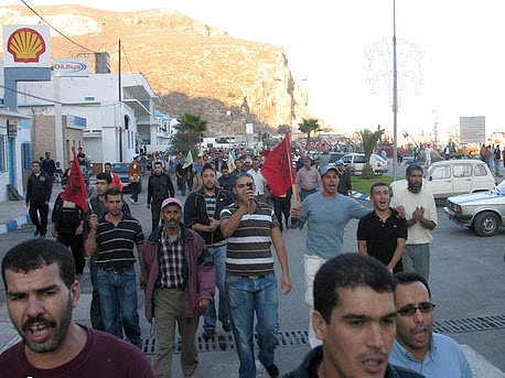 مسيرة لمهنيي الصيد التقليدي بالحسيمة في اتجاه الاقامة الملكية
