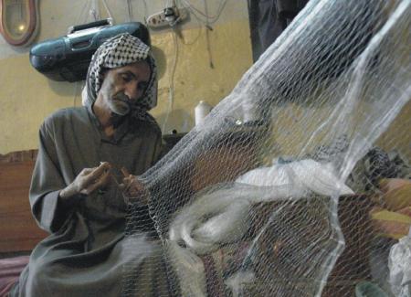 العراق : أعمى يتحدى الظلام لينسج شباك الحياة