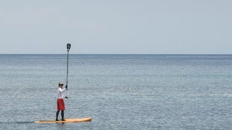 أمريكي يعبر من كوبا إلى فلوريدا واقفاً على لوح تجديف