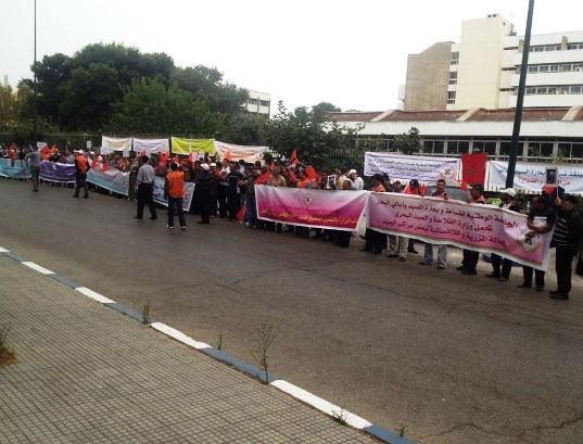 أولى الخطوات التصعيدية لضباط و بحارة الصيد باعالي البحار أمام مقر وزارة الصيد بالرباط