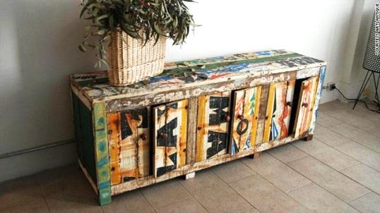 قوارب الصيد الأفريقية تزين منازل الأوروبيين