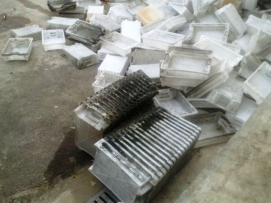 حريق مهول في صناديق بلاستيكية بميناء بوجدور بعد اقل من اسبوع من تدشين الميناء الجديد و سوق السمك