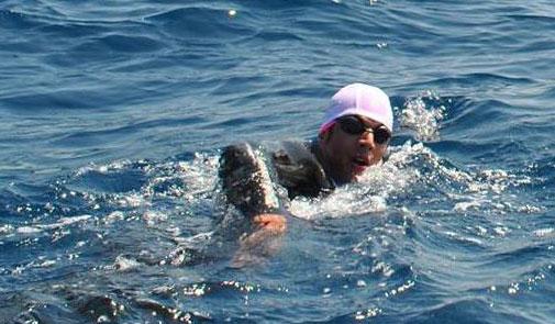 الشاب المغربي حسن بركة يعبر بنجاح مضيق البوسفور