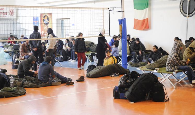 جنوح سفينة تقل 450 مهاجرا سريا قرب سواحل إيطاليا