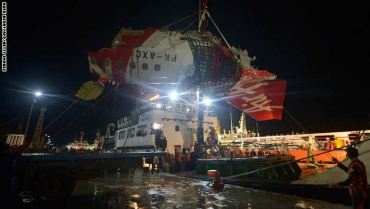 العثور على الجزء الأكبر من جسم طائرة “طيران آسيا”” في قاع البحر”