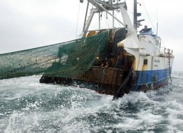 شباك الصيد بالجر تلتقط ملازما سقط من سفينة للصيد باعالي البحار
