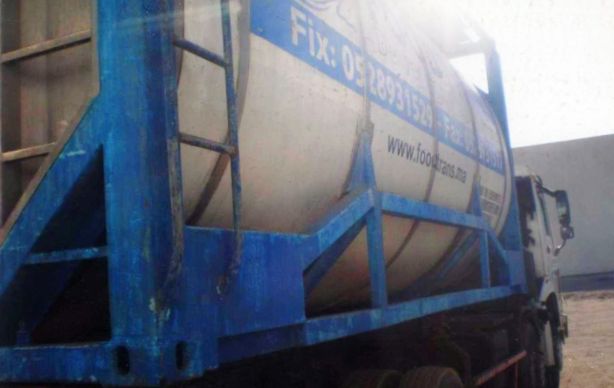 شاحنات صهريجية لنقل السمك المبرد متهمة بافتقاد شروط الجودة،و مدير الشركة يؤكد أن الصور مفبركة