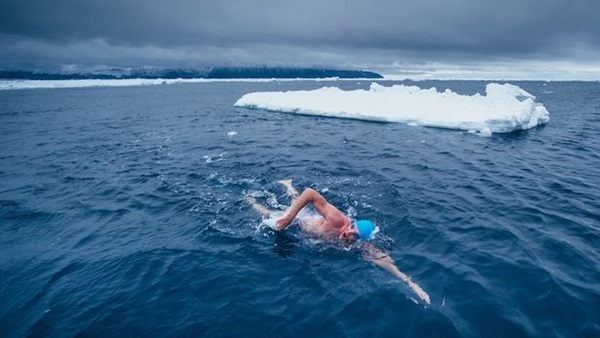 بريطاني يسبح في درجة حراره 1,7 تحت الصفر و يحطم الرقم القياسي