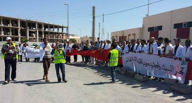 تجار السمك بالداخلة ينجحون الوقفة الاحتجاجية ليوم 05 ماي2015