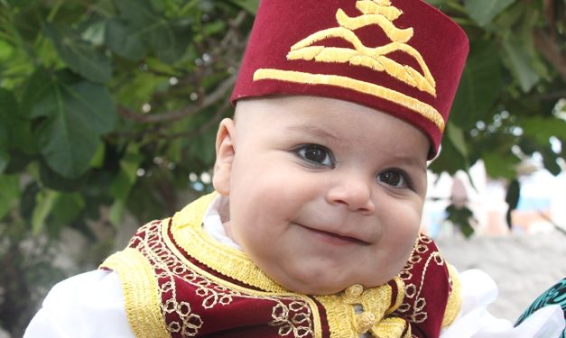 الكونفدرالية الوطنية للصيد الساحلي بالمغرب و شركاؤها يدخلون الفرحة على أبناء البحارة والأيتام بآسفي في حفل اعذار جماعي.
