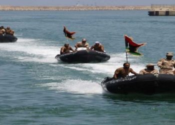 البحرية الليبية توقف 4 قوارب صيد تونسية على متنها 22 صيادا