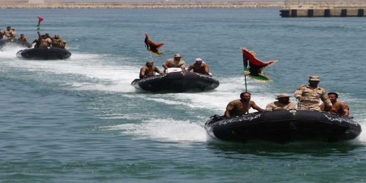 البحرية الليبية توقف 4 قوارب صيد تونسية على متنها 22 صيادا
