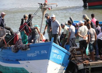 نشاط صيد و تجارة على ضفاف نهر ابي رقراق يضيع على المهنيين و الدولة الحقوق