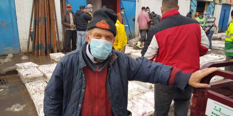 ميناء الناظور: احتجاجا على تردي البنية التحتية وانتشار الروائح الكريهة جمعية الإخلاص والتنمية لتجار السمك توزع المئات من “الكمامات”””
