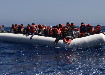 إيطاليا.. إنقاذ أكثر من ألف مهاجر وانتشال عدد من الجثث