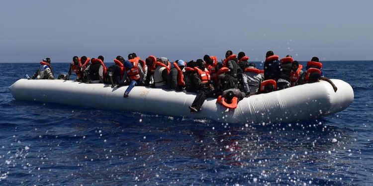 إيطاليا.. إنقاذ أكثر من ألف مهاجر وانتشال عدد من الجثث