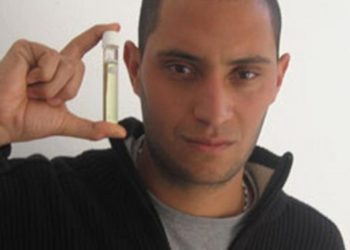 مخترع تونسي ينجح في تحويل الطحالب إلى وقود للطائرات