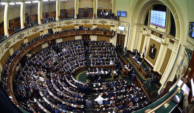 البرلمان المصري يتدارس أسباب انسحاب 5 شركات من الملاحة بـقناة السويس