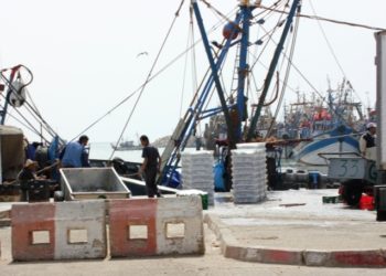 بسبب الاعتداءات المتكررة  و غياب الامن مراكب الصيد بالجر تهدد بالرحيل من ميناء طانطان