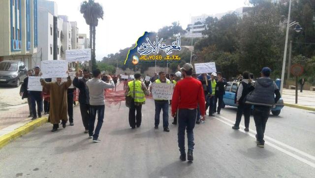 حارة الصيد الساحلي بميناء الحسيمة يحتجون للمطالبة بنصيبهم من الهبة الملكية الموجهة للقطاع