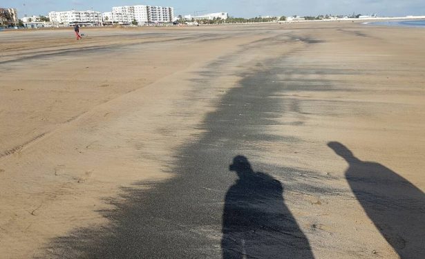 كتابة الدولة في التنمية المستدامة تحقق في ظهور بقع سوداء بشاطئ ميرامار بالمحمدية