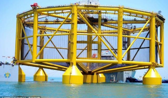 نقل منصة الصيد الضخمة صينية الصنع إلى النرويج