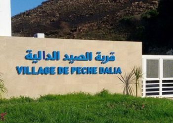 القصر الصغير. شقوق وتصدعات بمشروع قرية الصيادين قبل تدشينه