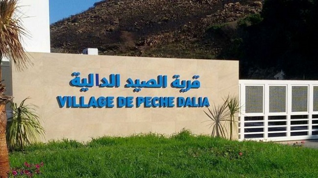 القصر الصغير. شقوق وتصدعات بمشروع قرية الصيادين قبل تدشينه