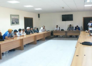 مهنيو الطحالب يقفون أمام مقر وزارة الصيد البحري