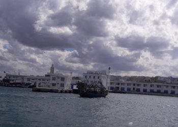 بسبب سوء الاحوال الجوية اسطول الصيد بالعرائش و أصيلة يطلب اللجوء الى ميناء طنجة
