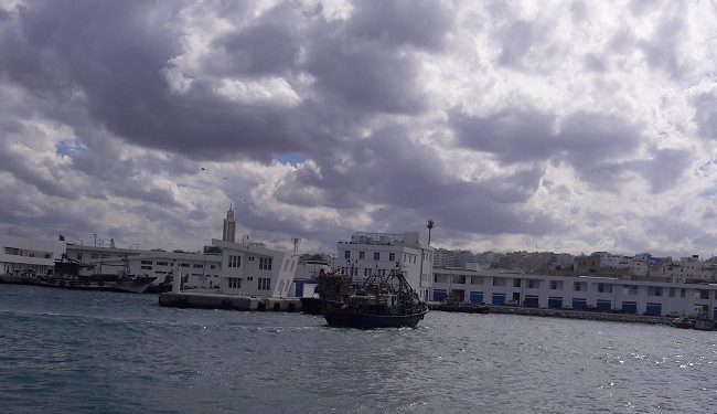 بسبب سوء الاحوال الجوية اسطول الصيد بالعرائش و أصيلة يطلب اللجوء الى ميناء طنجة