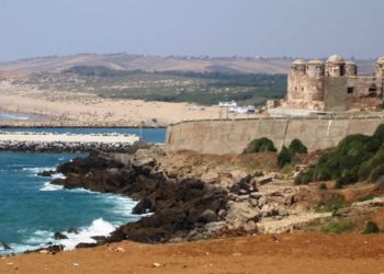 فيديو لعملية انقاذ مركب للصيد التقليدي ب ;فم السبع;بوابة ميناء العرائش